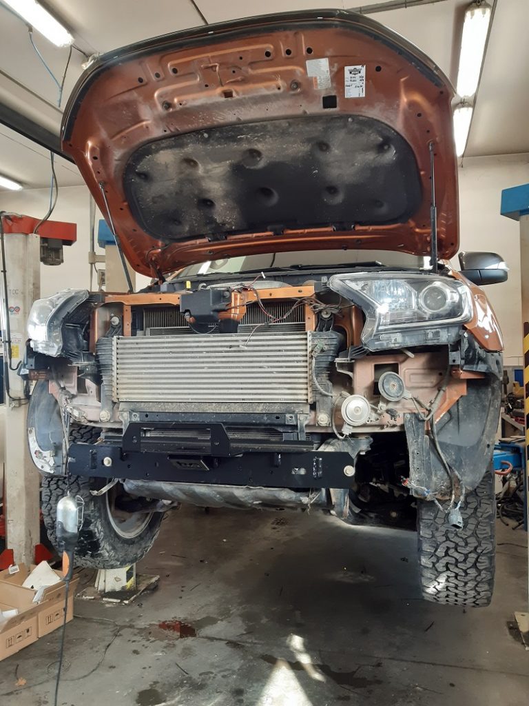 FORD RANGER montáž navijaku Ironman + svetelná rampa na strechu s držiakmi na mieru